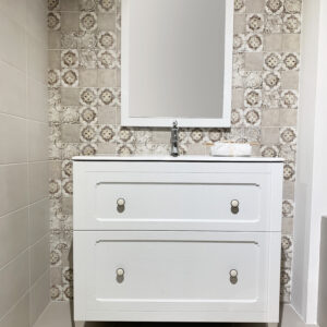 mobile con lavabo e specchio