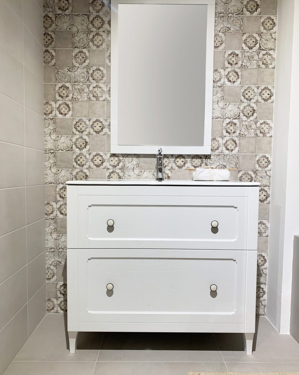 mobile con lavabo e specchio