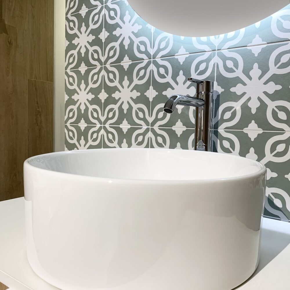 mobile bagno con top fianchi e lavabo da appoggio