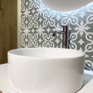 mobile bagno con top fianchi e lavabo da appoggio